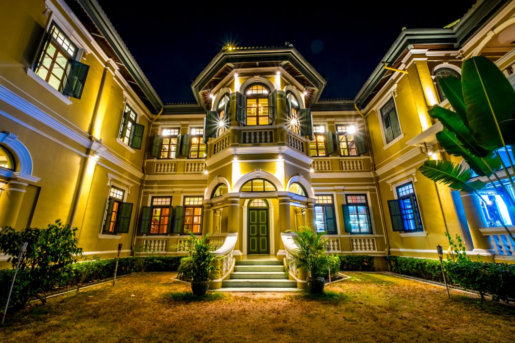 colonial-style-house-night-scene